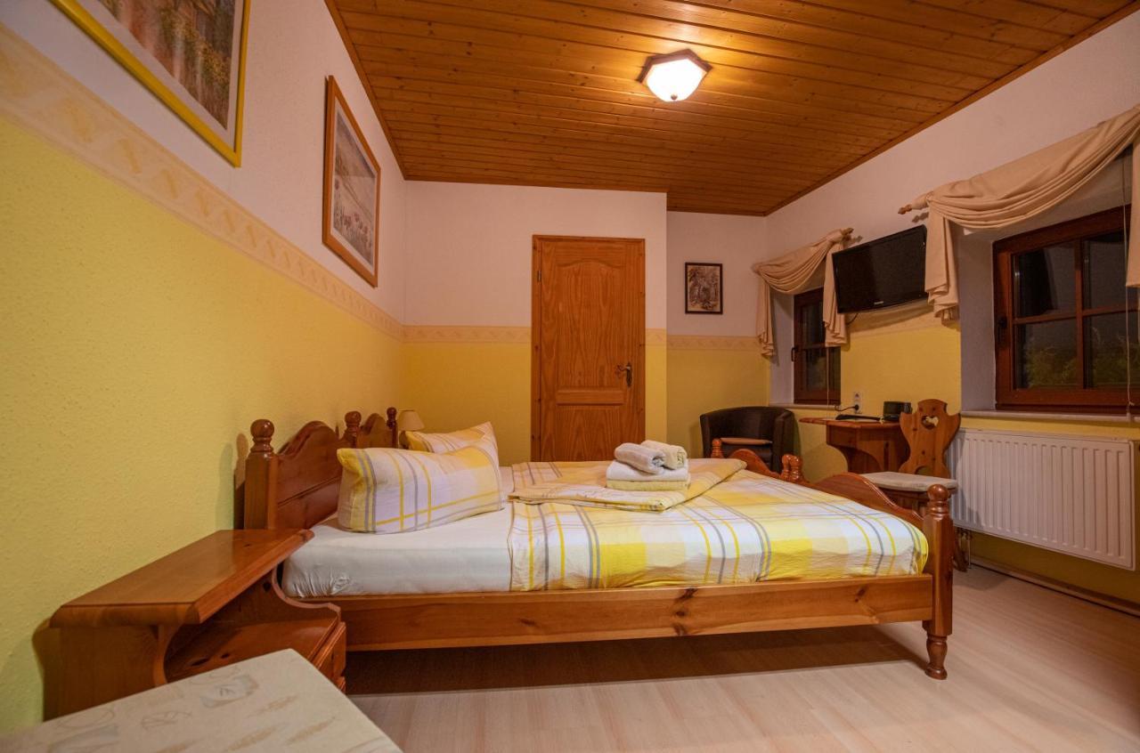 Pension Und Gaststaette Zur Knappenschaenke Thermalbad Wiesenbad Екстериор снимка