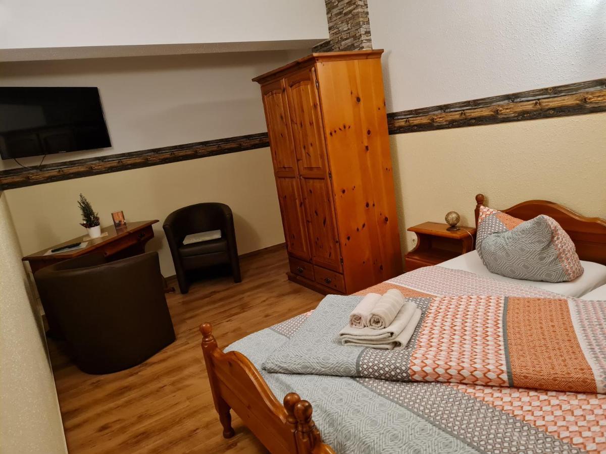Pension Und Gaststaette Zur Knappenschaenke Thermalbad Wiesenbad Екстериор снимка
