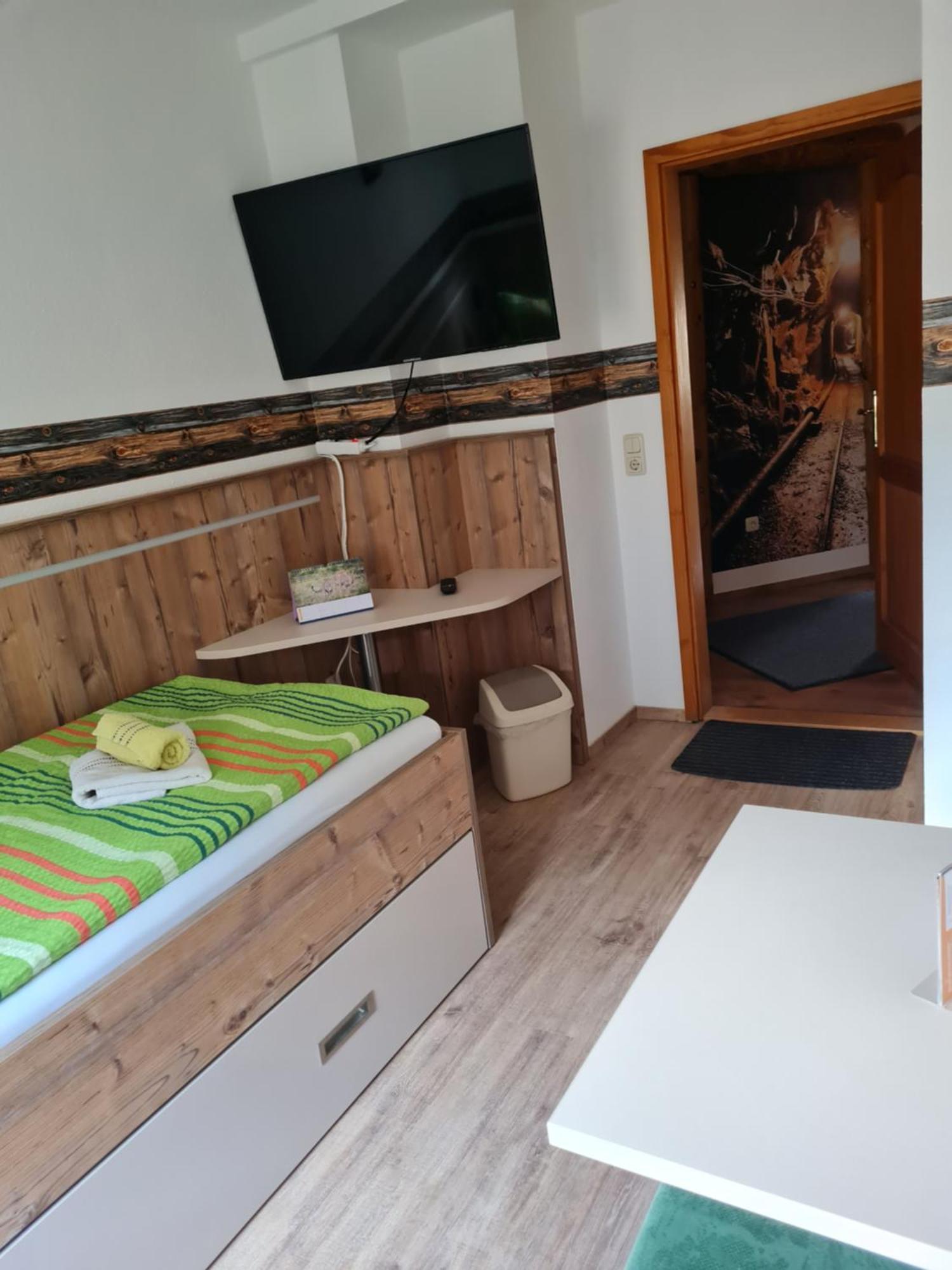Pension Und Gaststaette Zur Knappenschaenke Thermalbad Wiesenbad Екстериор снимка