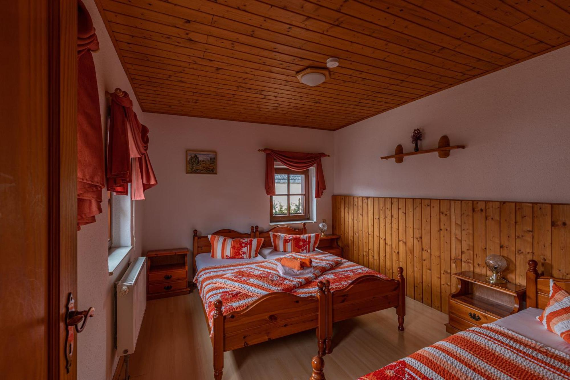 Pension Und Gaststaette Zur Knappenschaenke Thermalbad Wiesenbad Екстериор снимка